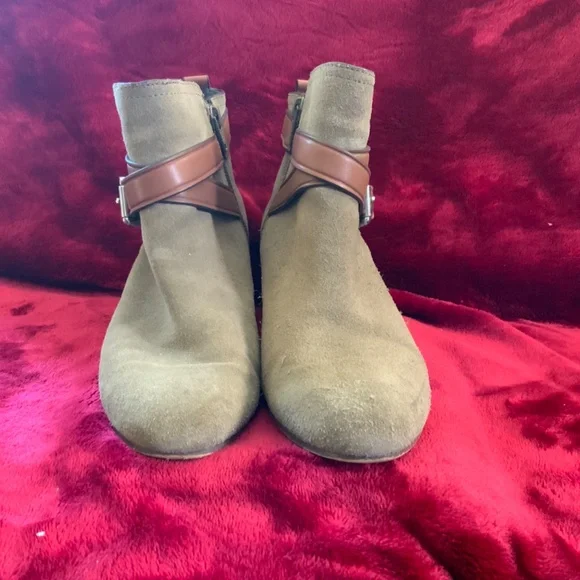 COACH Pauline Suede Strap Buckle Beige Ankle Booties Woman's SIZE 7B - Picture 2 of 8